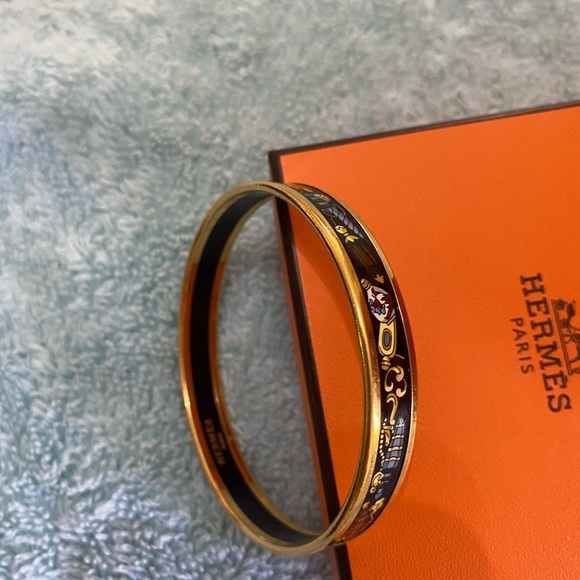 Hermes Perfume Bottle design bangle in gold. - Picture 5 of 7